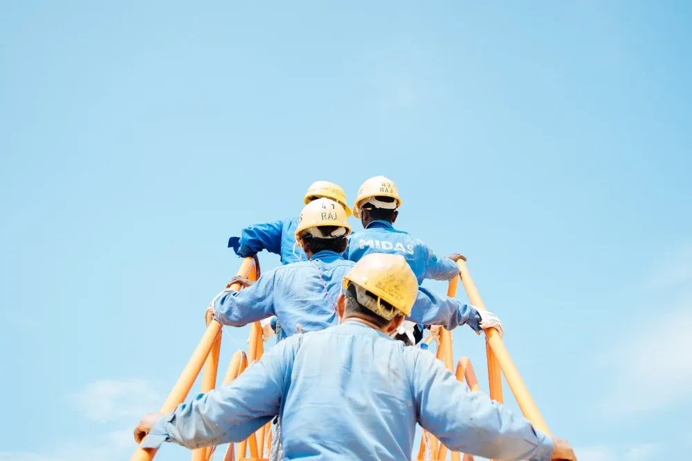 5 Reasons Why You Need a Tour Guide Communication System in Your Workplace